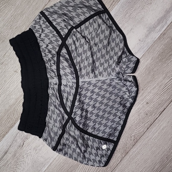 Lululemon Tracker shorts size 4 - Picture 6 of 8